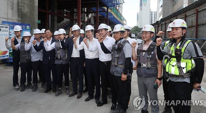 한덕수 총리, 창동역 공사 현장 방문 (서울=연합뉴스) 최재구 기자 = 한덕수 국무총리가 지난해 8월 서울 도봉구 창동역 공사 현장을 방문해 관계자들과 기념 촬영하고 있다. 2023.8.3 jjaeck9@yna.co.kr