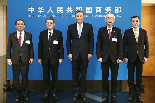 왕원타오 중국 상무부장(가운데)와 일본 경제인들 [중국 상무부 제공]