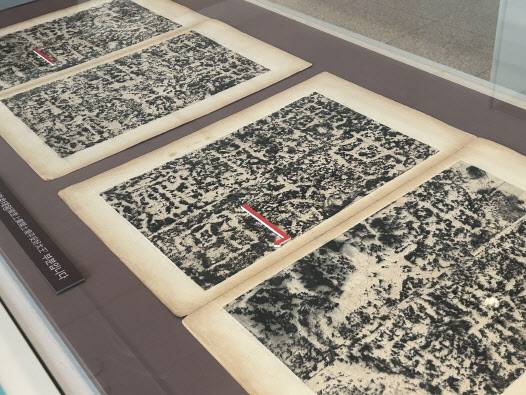 국립중앙박물관 고구려실에 전시된 광개토대왕릉비 원석탁본(사진=연합뉴스).