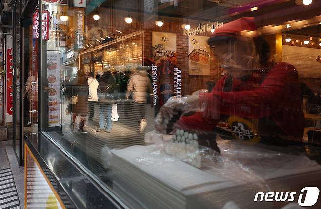 서울 시내의 한 식당에서 직원이 음식을 만들고 있다. 2024.1.26/뉴스1 ⓒ News1 김민지 기자