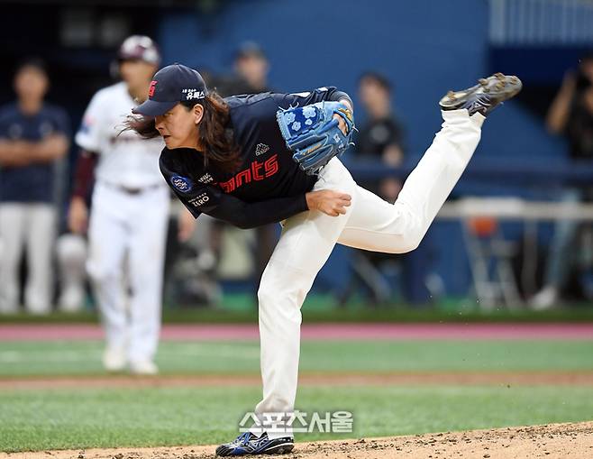 롯데 자이언츠 김원중이 지난해 8월 10일 고척스카이돔에서 열린 2023 KBO리그 키움 히어로즈와 경기 9회말 등판해 힘차게 공을 던지고 있다. 김원중은 승리를 지켜내며 시즌 21 세이브를 기록했다. 고척 | 박진업기자 upandup@sportsseoul.com