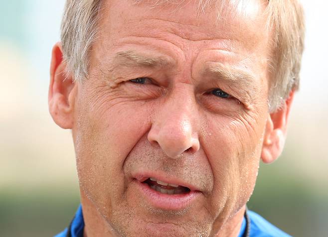 취재진 질문에 답하는 클린스만 감독. 도하 | 연합뉴스