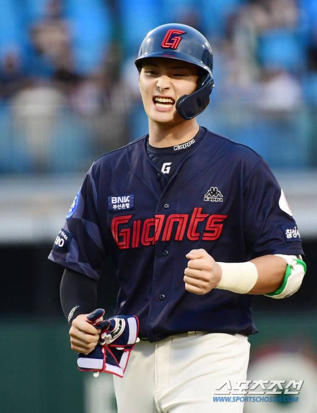 2023 KBO리그 한화이글스와 롯데자이언츠의 경기가 6일 대전이글스파크에서 열렸다. 롯데 윤동희가 3회초 2사 1루에서 동점 2루타를 치고 있다. 대전=최문영 기자deer@sportschosun.com /2023.07.06/