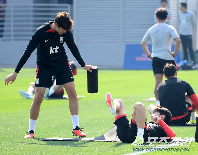 대한민국 축구대표팀이 11일(현지시간) 오전 카타르 도하 알에글라 훈련장에서 회복 훈련을 진행했다. 김지수와 이강인이 장난을 치고 있다. 도하(카타르)=박재만 기자 pjm@sportschosun.com/2023.01.11/