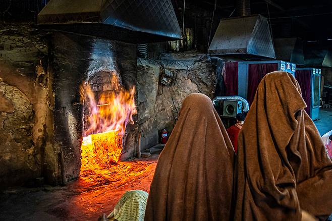 경기도 양주 '장흥 참숯가마'를 찾은 이용객들이 후끈후끈한 불가마 앞에서 수건을 쓰고 찜질을 즐기고 있다. 뜨거운 열기를 뿜어내는 불가마가 동장군을 몰아낸다. / 이신영 영상미디어 기자