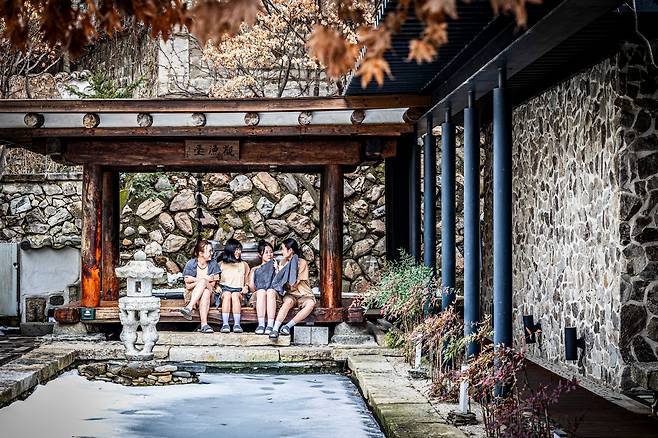 한옥의 정취를 느끼며 한증막을 체험할 수 있는 춘천 '나무향기 한증막'. 'itx청춘' 열차를 타고 왔다는 박민서씨 일행이 찜질 후 정자에서 쉬고 있다. / 이신영 영상미디어 기자