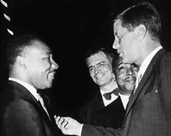 미국 역사의 두 아이콘 존 F 케네디 대통령과 마틴 루터 킹 목사는 암살됐다는 공통점을 가지고 있다. 1962년 케네디 대통령 시절 백악관을 방문한 킹 목사. 존 F 케네디 대통령 도서관 홈페이지