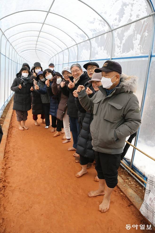 서울 강남구 도곡동 비닐하우스를 찾은 사람들이 활짝 웃으며 포즈를 취했다. 양종구 기자 yjongk@donga.com