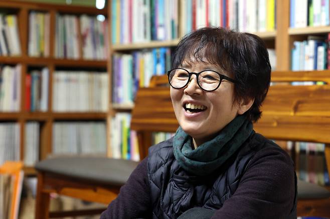 김해자 시인은 “내 시의 3분의 1은 ‘시 안 쓰는 시인들’이 써준 것”이라며 “그들의 이야기에 연결될 때 쓰고 싶은 욕망이 인다”고 했다. 이정용 선임기자