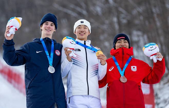 프리스타일 스키 듀얼 모굴에서 금메달 획득한 이윤승. 사진=올림픽인포메이션서비스·IOC