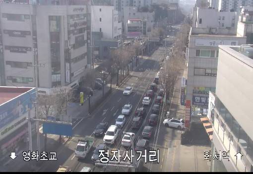 수원 교통시스템을 통해 확인한 27일 도로상황. 스타필드 수원점으로 향하는 방향(오른쪽, 화서역방면)의 정체가 극심하다. 이곳에서 스타필드까지는 직선으로 약 1km 거리다. [사진=수원시]