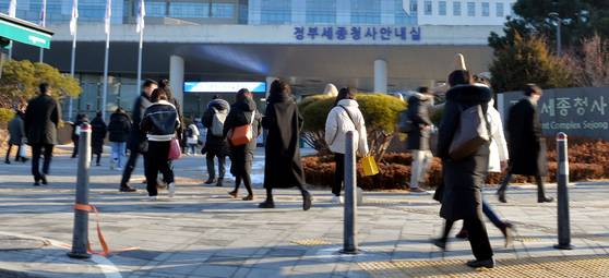 지난 25일 오전 세종특별자치시 어진동에 위치한 정부세종청사로 공무원들이 출근하고 있다. 현재 세종시의 각종 정부 부처에서는 2만여 명의 공무원이 근무하고 있다. 김성태 객원기자
