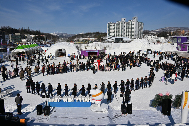 ▲ 27일 개막한 대관령눈꽃축제에서 관광객들이 청룡터널에 들어가기 위해 길게 줄지어 기다리고 있다 신현태