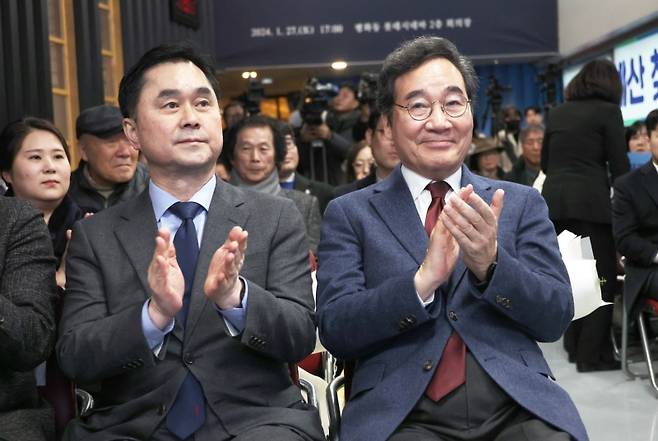 ▲박수치는 이낙연과 김종민&nbsp; &nbsp;사진:연합뉴스