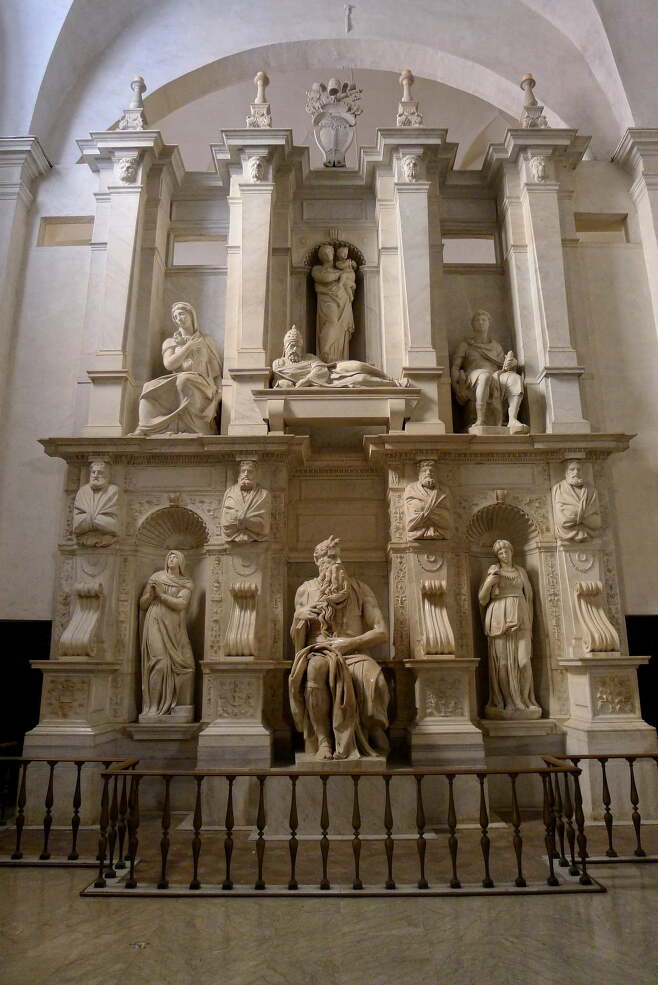 율리오 2세의 무덤(1505~1545). 율리오 2세의 무덤은 원래 수없이 많은 조각과 청동 조형물이 포함된 거대한 프로젝트였지만, 결국 이처럼 높이 2.35m의 기념물로 규모가 대폭 축소됐다.