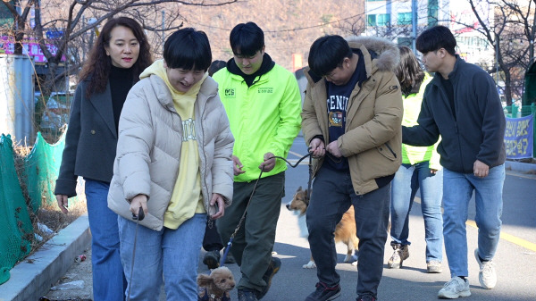 한국반려견아카데미의 지적장애인 발달 수업에서 강아지와 산책하는 훈련을 하고 있다. 김진철PD