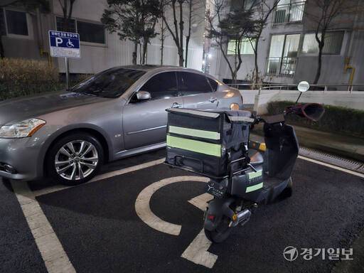 번호판이 없는 전기스쿠터 1대가 수원특례시 영통구 일대 아파트 장애인 주차 구역에 주차돼 있는 모습. 김기현기자