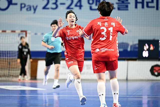 골넣고 기뻐하는 대구광역시청 함지선과 지은혜. 사진=한국핸드볼연맹 제공