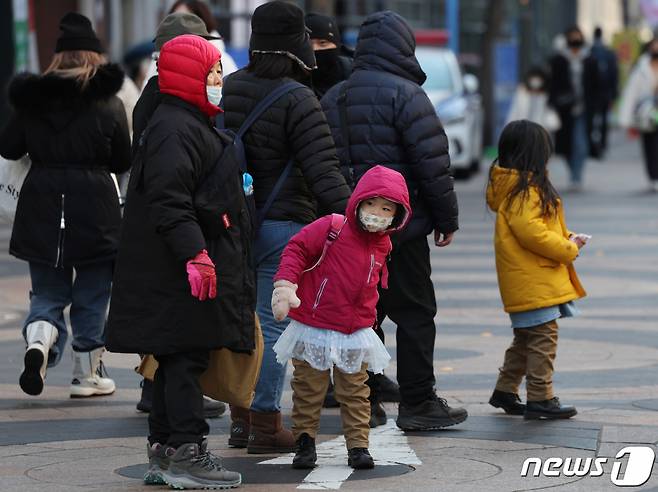 추위가 다소 누그러지면서 평년 기온을 회복한 26일 오후 서울 명동거리에서 관광객들이 걸어가고 있다. /사진=뉴스1