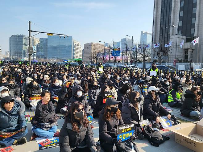 정부서울청사 인근 ‘교육훼손 정책 규탄 집회’에 모인 교사들. 박혜원 기자