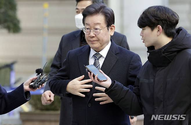 [서울=뉴시스] 최동준 기자 = 이재명 더불어민주당 대표가 지난 26일 서울 서초구 서울중앙지방법원에서 열린 대장동 배임 및 성남 FC 뇌물 의혹 공판에 출석하고 있다. 2024.01.26. photocdj@newsis.com