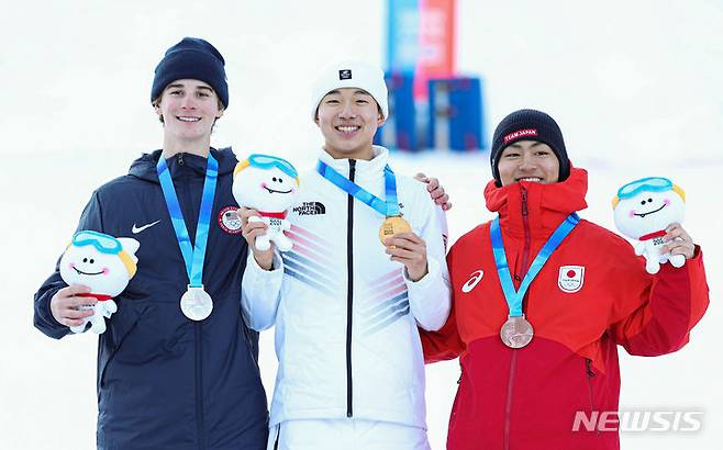 [정선=뉴시스] 권창회 기자 = 27일 오후 강원도 정선 하이원리조트 스키장에서 열린 2024 강원동계청소년올림픽 대회 프리스타일스키 남자 듀얼모글 시상식에서 대한민국 이윤승이 금메달을 받은뒤 기념촬영을 하고 있다. 2024.01.27. kch0523@newsis.com