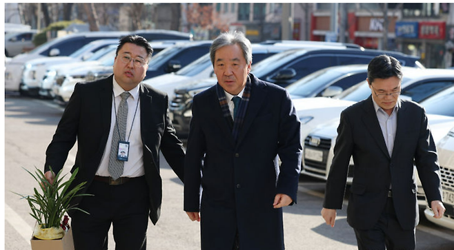 한오섭 대통령실 정무수석이 26일 배현진 국민의힘 의원을 병문안 하기위해 서울 순천향대병원으로 향하고 있다. 뉴시스