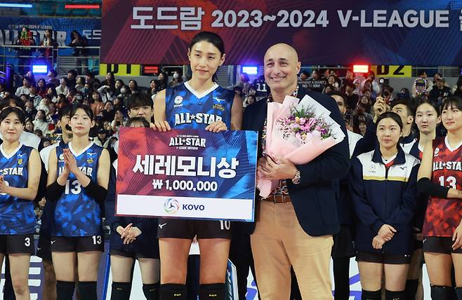 27일 오후 인천 부평구 인천삼산월드체육관에서 열린 프로배구 '2023-2024 도드람 V리그 올스타전'에서 V-스타 김연경과 아본단자 감독이 세리머니상을 받은 뒤 기념촬영을 하고 있다.   연합뉴스