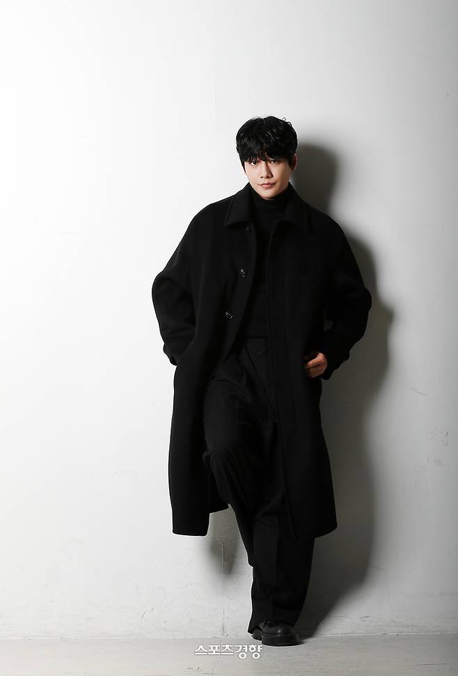 KBS2 일일드라마 ‘우아한 제국’에 출연한 배우 강율이 16일 스포츠경향과 인터뷰에 앞서 포즈를 취하고 있다. 2024.1.16. 정지윤 선임기자