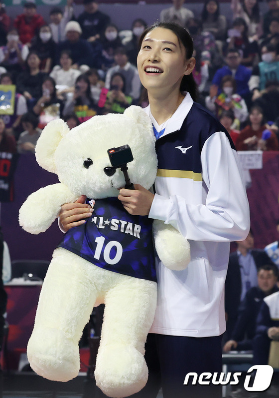 팬에게 전달할 곰돌이 인형을 든 김연경. /사진제공=뉴스1