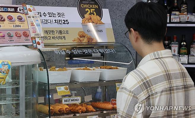 가성비로 경쟁하는 편의점 치킨 인기 (서울=연합뉴스) 류효림 기자 = 프랜차이즈 치킨 한 마리 가격이 2만원대에 이르면서 가성비로 경쟁하는 편의점 치킨이 눈길을 끌고 있다. 사진은 26일 서울 시내 GS25 편의점에 치킨 판매대 모습. 2023.12.26 ryousanta@yna.co.kr