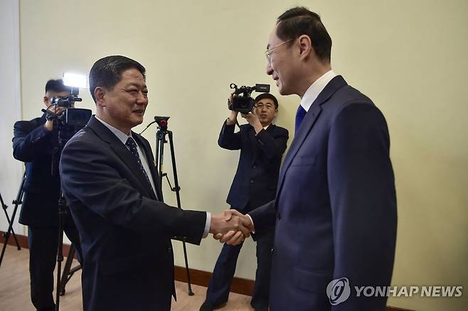 북한 방문한 중국 외교부 부부장 (평양 AFP=연합뉴스) 쑨웨이둥 중국 외교부 부부장(오른쪽)이 26일 북한 평양의 인민문화궁전에서 박명호 북한 외무성 부상과 악수하고 있다. 쑨 부부장은 북한 당국자들과 만나 올해 수교 75주년을 맞은 북중관계 발전 방안을 논의할 것으로 보인다. 2024.01.26 passion@yna.co.kr