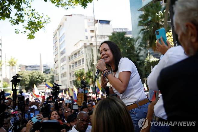 지난 23일(현지시간) 지지자 앞에서 연설하는 마차도 베네수엘라 대선 예비후보 (카라카스 로이터=연합뉴스) 마리아 코리나 마차도 베네수엘라 야권 대선 예비후보가 지난 23일(현지시간) 카라카스에서 지지자들 앞에서 연설하고 있다. 2024.1.27