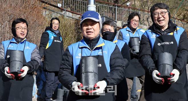 신한금융그룹은 지난 25일 서울시 서대문구 홍제동에 위치한 개미마을에서 ‘사랑의 연탄 나눔’ 봉사활동을 실시했다. 이날 행사에 참석한 (왼쪽부터)정지호 신한파트너스 사장, 진옥동 신한금융그룹 회장, 이동현 신한벤처투자 사장과 임직원 봉사자들이 연탄을 나르고 있다. (사진=신한금융)