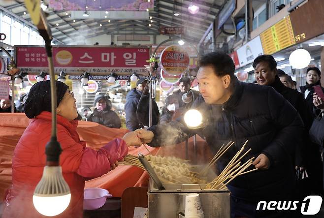 윤석열 대통령이 지난 25일 경기 의정부제일시장을 찾아 상인과 악수하고 있다. (대통령실 제공) 2024.1.25/뉴스1 ⓒ News1 안은나 기자