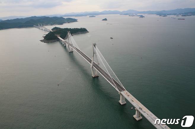 부산 가덕도와 거제를 잇는 거가대로 전경.(경남도 제공)2019.10.10. ⓒ News1 DB