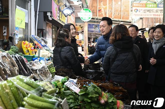 윤석열 대통령이 25일 경기 의정부제일시장을 찾아 상인들과 대화하고 있다. (대통령실 제공) 2024.1.25/뉴스1 ⓒ News1 안은나 기자