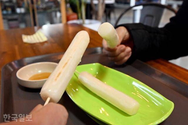 25일 서울 종로구 낙원동 실버영화관을 찾은 관객들이 3개에 2,000원인 가래떡구이를 먹고 있다. 박시몬 기자