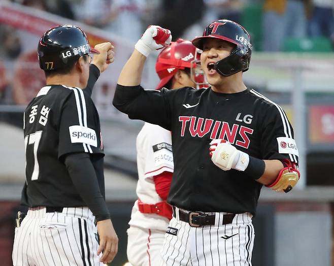 2023 KBO 프로야구 SSG랜더스와 LG트윈스의 경기가 23일 오후 인천SSG랜더스필드에서 열렸다. 4회초 2사 만루 김민성이 만루홈런을 치고 홈인하며 기뻐하고 있다. 인천=김민규 기자 