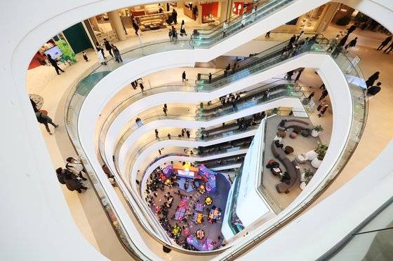 26일 정식 개장한 경기도 수원시 장안구 스타필드 수원이 시민들로 붐비고 있다. 연합뉴스