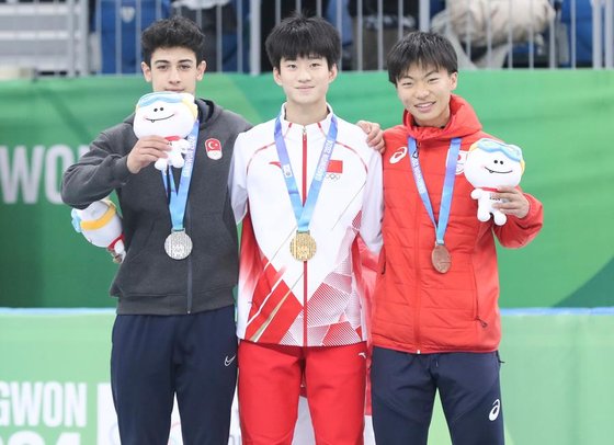 쇼트트랙 스피드 스케이팅 남자 1천m에서 금메달을 획득한 중국 선수 장신저(가운데), 은메달을 목에 건 튀르키예 선수 무하메드 보즈다그(왼쪽), 동메달을 딴 일본 선수 라이토 키다가 지난 21일 기념사진을 찍고 있다. (사진/신화통신)