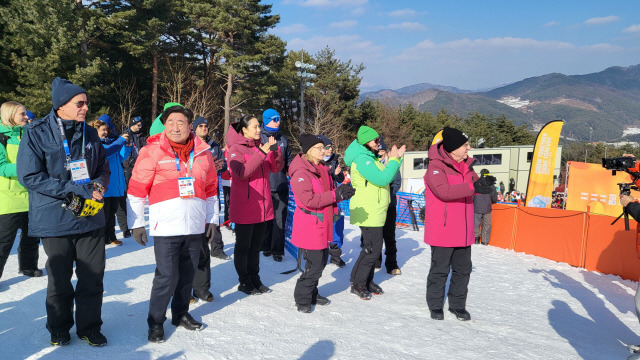 ▲ 토마스 바흐IOC위원장을 비롯한 IOC관계자들과 김명기 횡성군수가 28일 웰리힐리파크에서 스노보드 대회를 관람하고 있다.