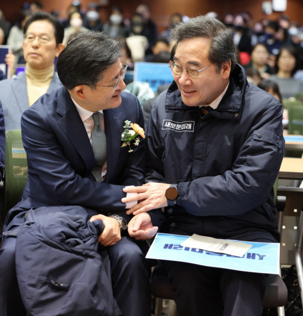 ▲ 28일 오후 경기도 수원시 경기아트센터 컨벤션홀에서 열린 새로운미래 경기도당 창당대회에서 이낙연 인재영입위원장이 미래대연합 박원석 공동대표와 인사하고 있다. 연합뉴스