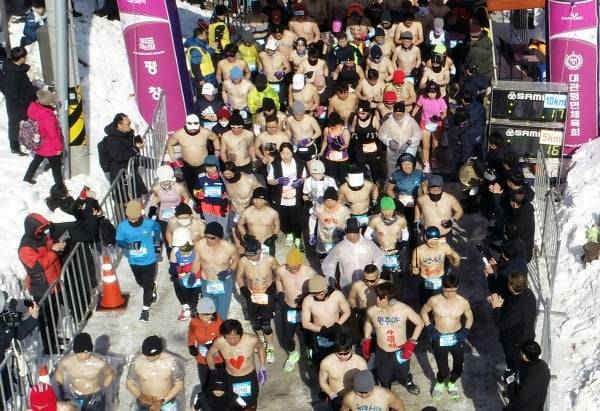 28일 오전 영하 10도의 추위속에 강원 평창군 대관령 눈꽃축제장 일원에서 열린 '2024 평창 대관령 알몸 마라톤 대회'에 모인 수백명의 참가자들. /사진=뉴스1
