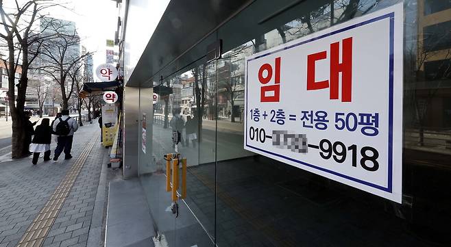 28일 서울 서대문구 신촌 거리에 위치한 상가 공실에 임차인을 구하는 푯말이 붙어 있다. 최근 고물가에 따른 경기 침체로 외식업 프랜차이즈 전반에 한파가 불면서 신촌과 같은 주요 상권에서조차 상가 공실이 늘어나고 있다. 김호영 기자