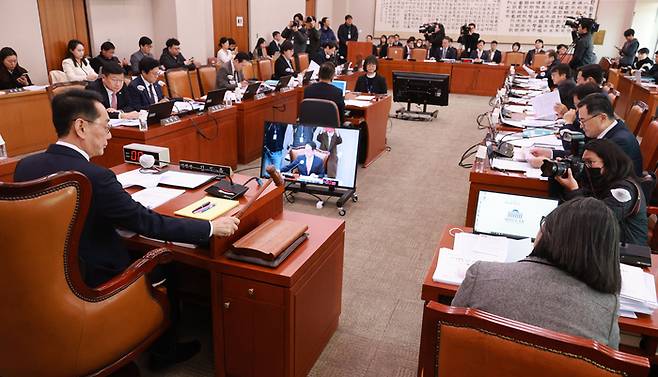 김도읍 법제사법위원회 위원장이 지난 1월 8일 오후 국회에서 열린 법제사법위원회 전체회의에서 의사봉을 두드리고 있다. (연합뉴스)