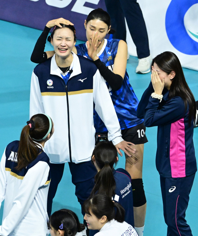 김연경이 표승주를 상대로 커플댄스 연습을 했고 동료들이 깜짝 놀라고 있다 / KOVO(한국배구연맹)