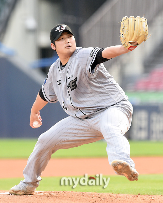 한화 김민우가 역투하고 있다 / 잠실 = 유진형 기자 zolong@mydaily.co.kr