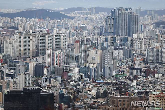[서울=뉴시스] 정병혁 기자 = 서울 아파트 매매가격 하락세는 7주 연속 이어지고 있다. '전국 주간 아파트 가격 동향'에 따르면 1월 셋째주(15일 기준) 서울 아파트 매매가격은 0.06% 하락했다. 사진은 21일 서울 중구 남산에서 도심 아파트의 모습. 2024.01.21. jhope@newsis.com