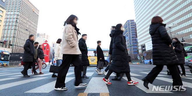 [서울=뉴시스] 최진석 기자 = 한국의 클라우드 관련 총지출이 아시아 국가들 사이에서 중간 수준이라는 분석이 나왔다. 사진은 지난달 29일 서울 광화문 네거리에서 직장인들이 출근하고 있는 모습. 2024.01.28. myjs@newsis.com